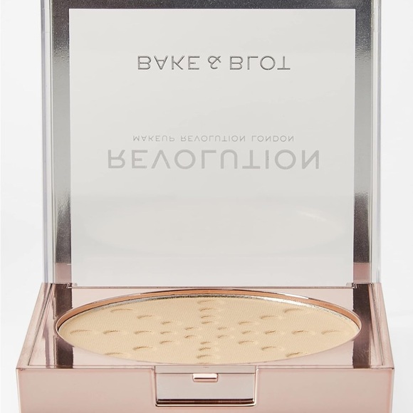 Revolution Cream Setting Powder for a Flawless Finish Banana - Picture 3 of 5